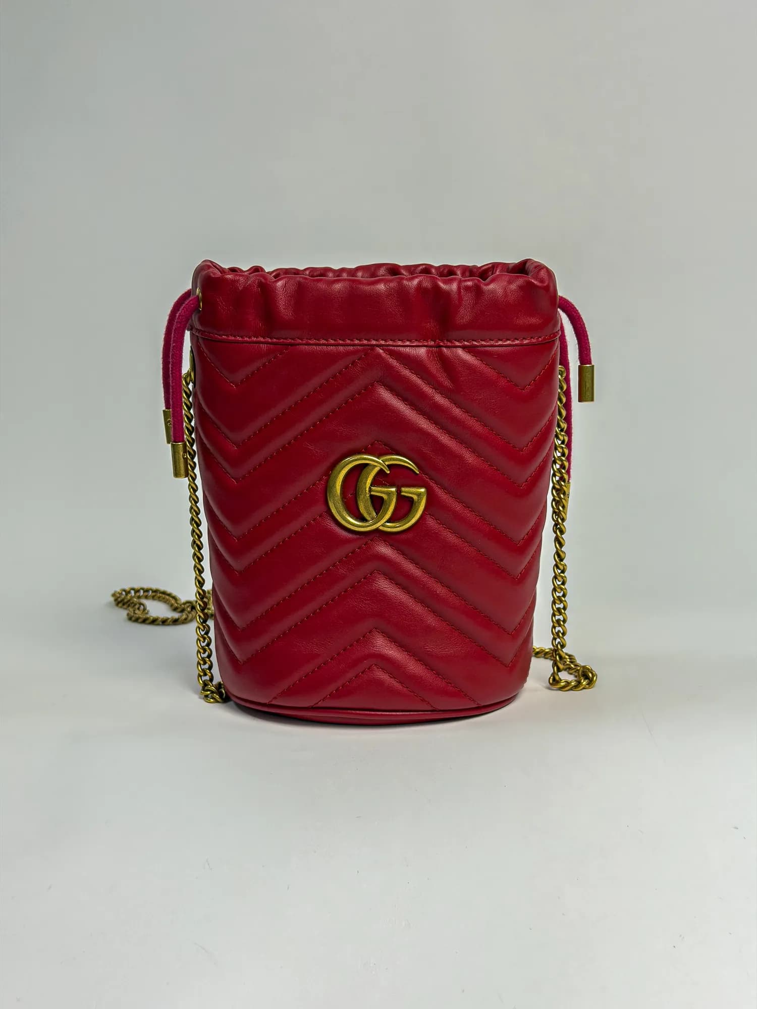구찌 GG 마틀라세 미니 버킷백 레드