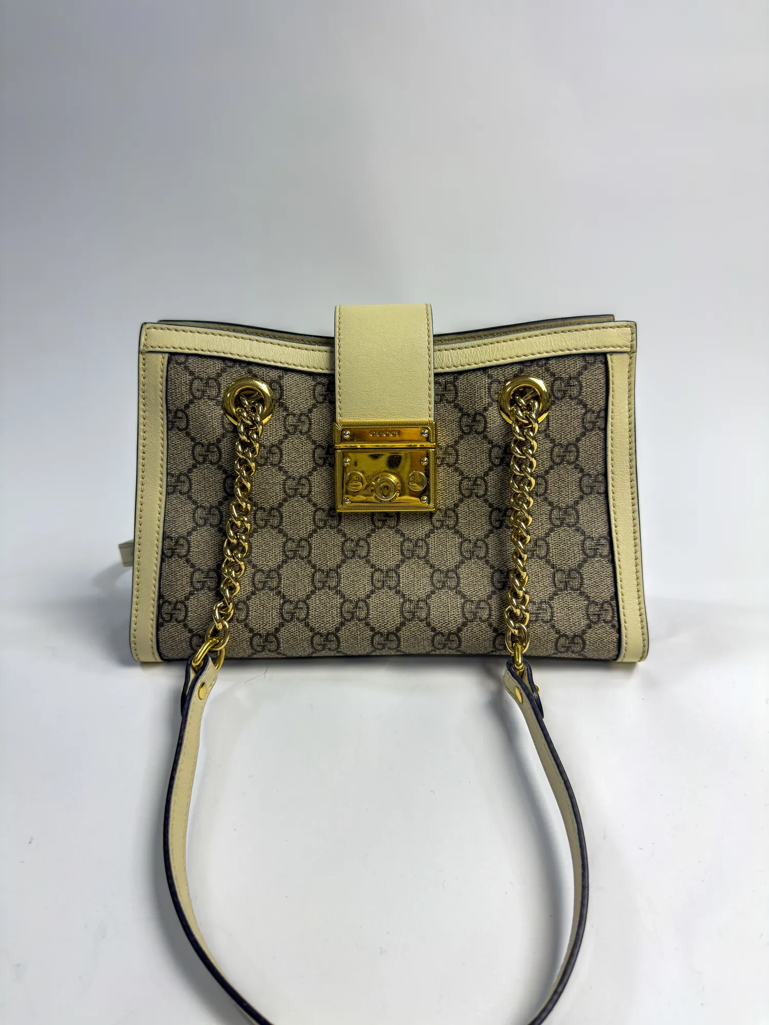 구찌 GG 수프림 캔버스 패들락 금장체인 숄더백